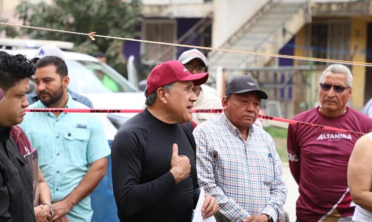 Garantiza Armando Martínez apoyo a familias afectadas por explosión en Los Olivos II