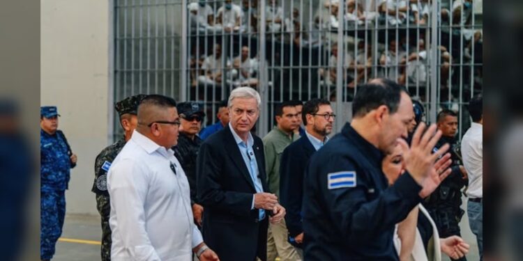 El modelo de macrocárcel de Bukele se propaga por América Latina