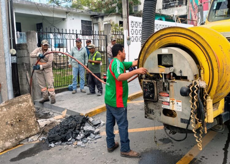 Lleva a cabo COMAPA Altamira sondeo y desazolve de descargas de drenaje