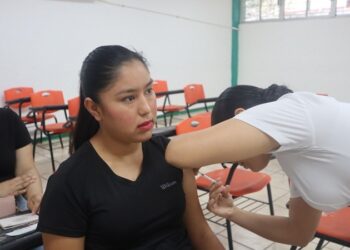 Protege CONALEP a estudiantes y familias con jornada de vacunación en Victoria