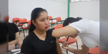 Protege CONALEP a estudiantes y familias con jornada de vacunación en Victoria