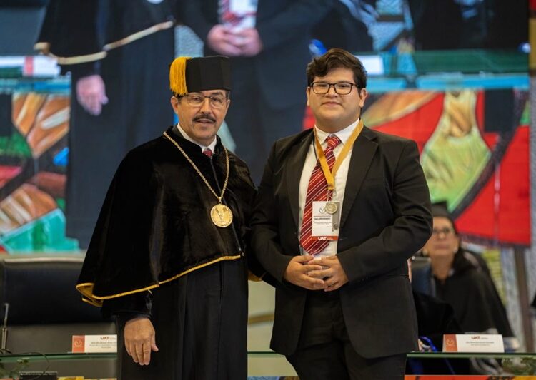 Reconoce la UAT a universitarios por su excelencia y humanismo