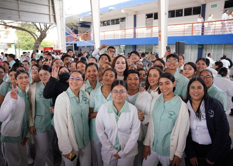 Reconocen a Carmen Lilia como ‘Miembro Honorífico’ de la Facultad de Enfermería