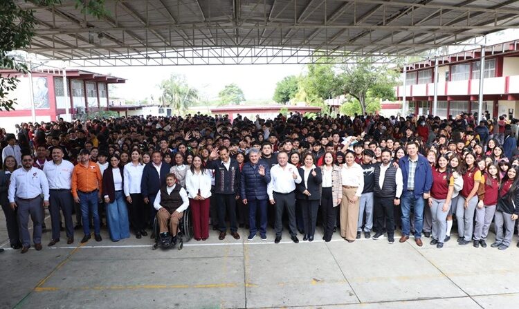 Refrenda Armando Martínez compromiso con la educación