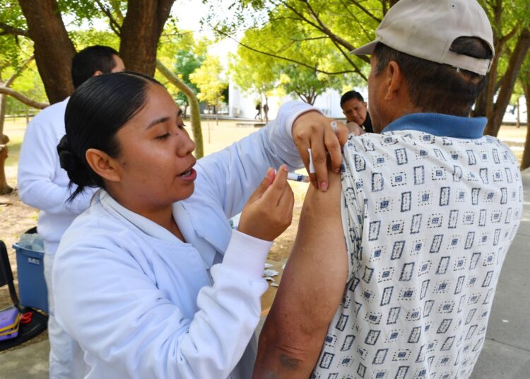 SSPT e ISSSTE realizan campaña de vacunación en Complejo Estatal de Seguridad Pública