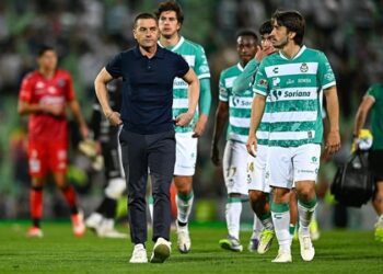 Santos Laguna despide al técnico y da ultimátum a jugadores tras crisis