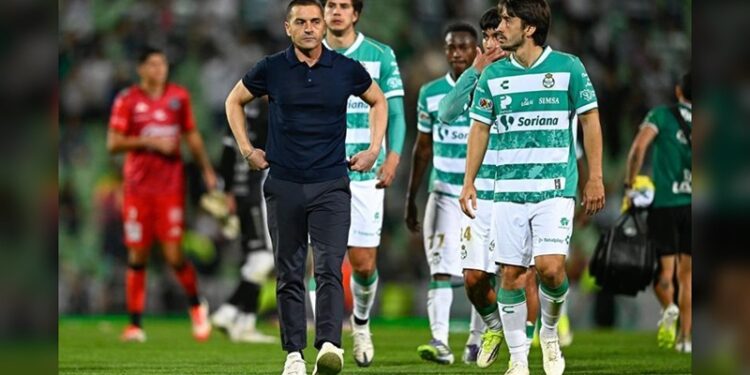 Santos Laguna despide al técnico y da ultimátum a jugadores tras crisis
