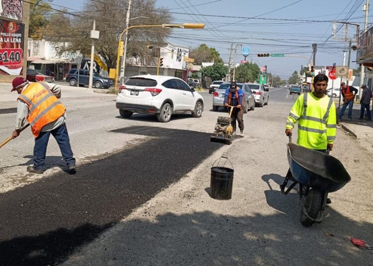 Sigue obras públicas cumpliendo con la rehabilitación de calles