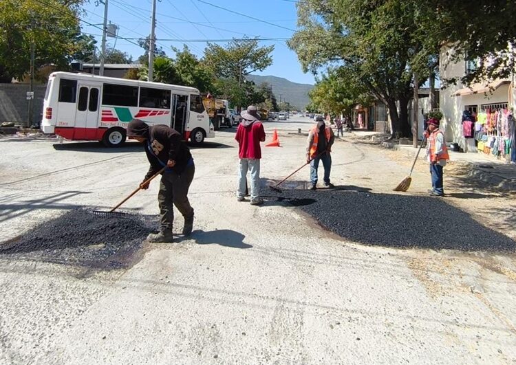 Sigue obras públicas cumpliendo con la rehabilitación de calles