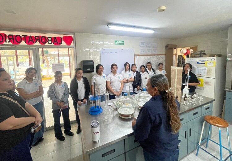 Visitan alumnos instalaciones de la planta DUPORT