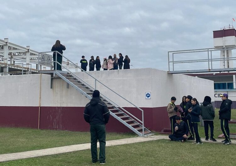 Visitan alumnos instalaciones de la planta DUPORT