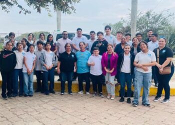 Visitan alumnos instalaciones de la planta DUPORT