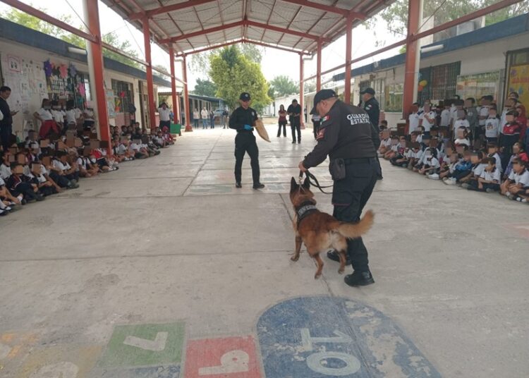 Acerca Guardia Estatal a “Max”, perro especializado, a comunidad escolar