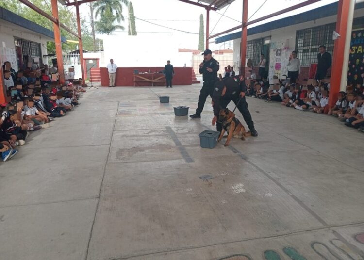 Acerca Guardia Estatal a “Max”, perro especializado, a comunidad escolar