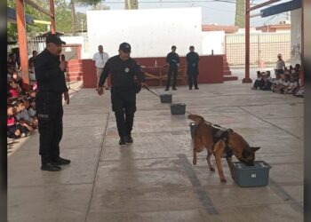 Acerca Guardia Estatal a “Max”, perro especializado, a comunidad escolar