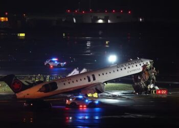 Avión choca con camión de bomberos en el aeropuerto de NY