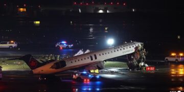 Avión choca con camión de bomberos en el aeropuerto de NY