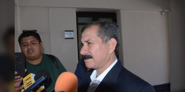 Almaraz acusa presión política y confronta al Estado por control de Comapa