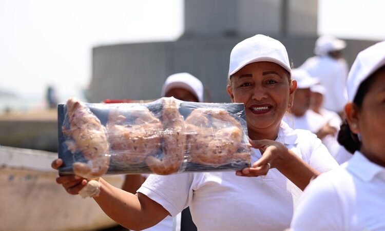 Américo y María de Villarreal reconocen la historia y el trabajo de las despicadoras de Tamaulipas