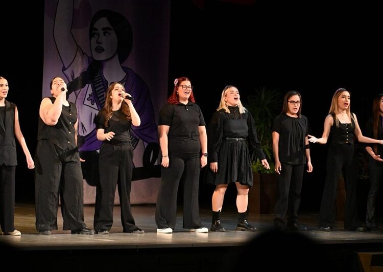 Asisten Lucy y Lalo a ciclo de conferencias en conmemoración del M8