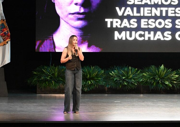 Asisten Lucy y Lalo a ciclo de conferencias en conmemoración del M8