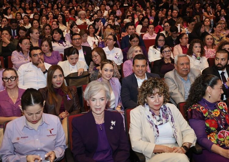 Asisten Lucy y Lalo a ciclo de conferencias en conmemoración del M8