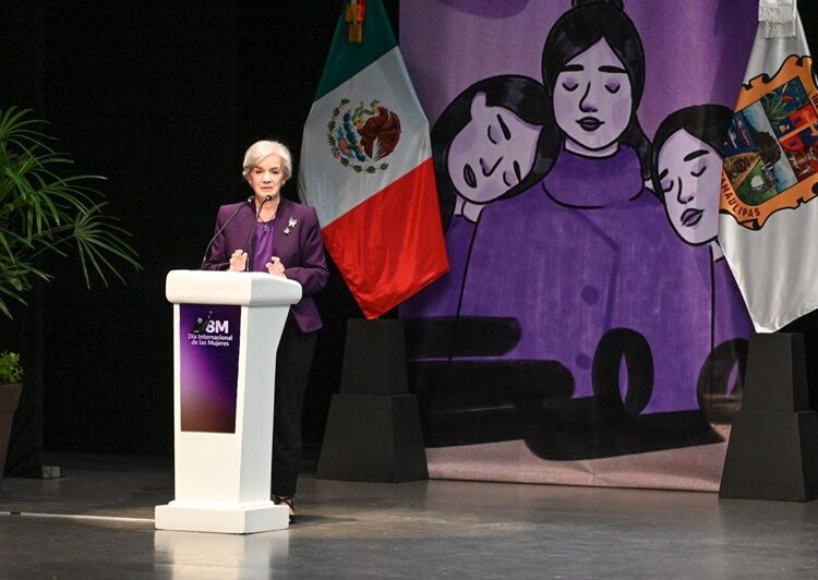 Asisten Lucy y Lalo a ciclo de conferencias en conmemoración del M8