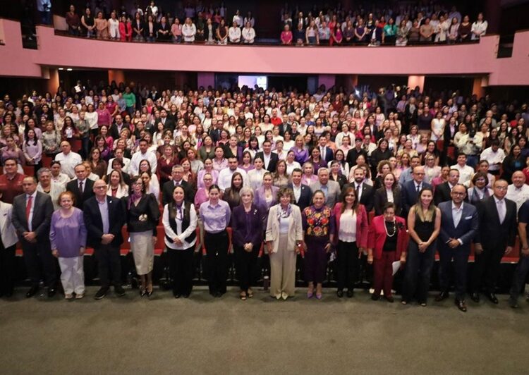 Asisten Lucy y Lalo a ciclo de conferencias en conmemoración del M8