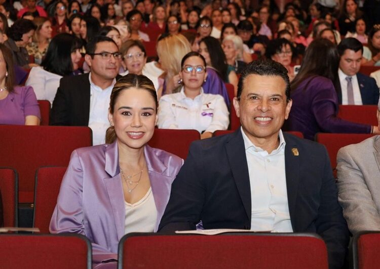 Asisten Lucy y Lalo a ciclo de conferencias en conmemoración del M8