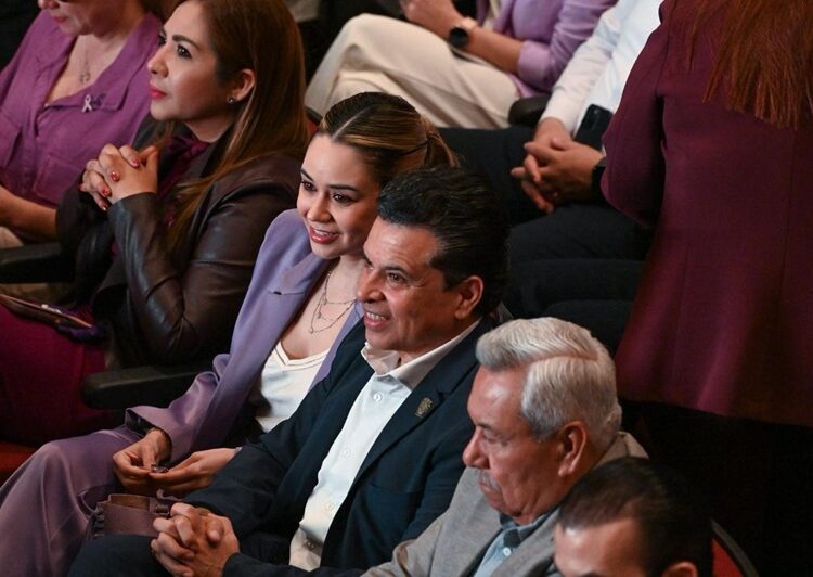 Asisten Lucy y Lalo a ciclo de conferencias en conmemoración del M8