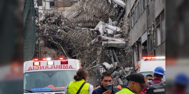 Un muerto por derrumbe en el edificio en CDMX