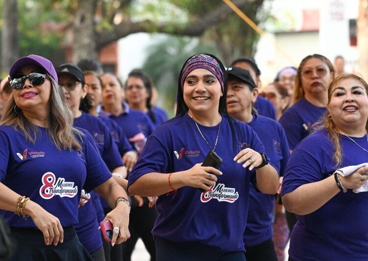 Con energía y entusiasmo participan Lalo y Lucy en ‘Zumbaton con Causa’