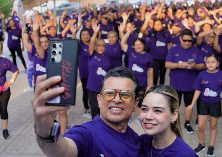 Con energía y entusiasmo participan Lalo y Lucy en ‘Zumbaton con Causa’