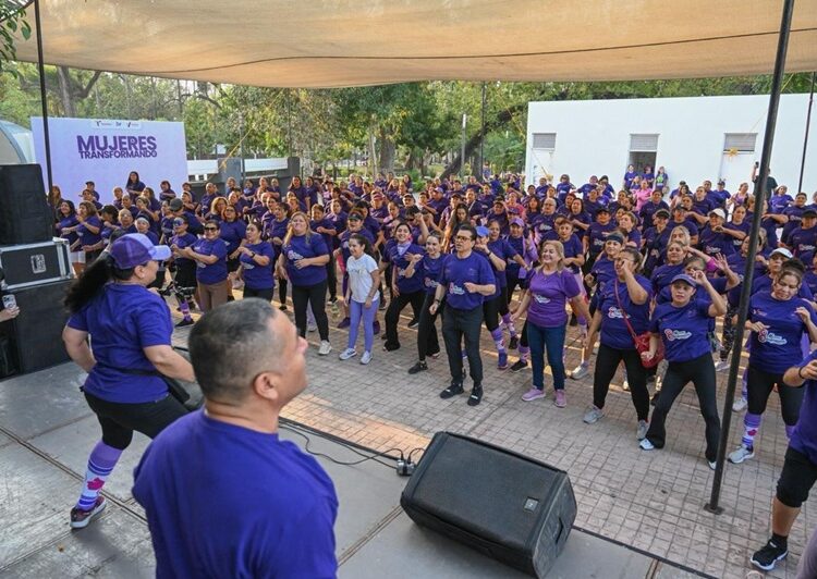Con energía y entusiasmo participan Lalo y Lucy en ‘Zumbaton con Causa’