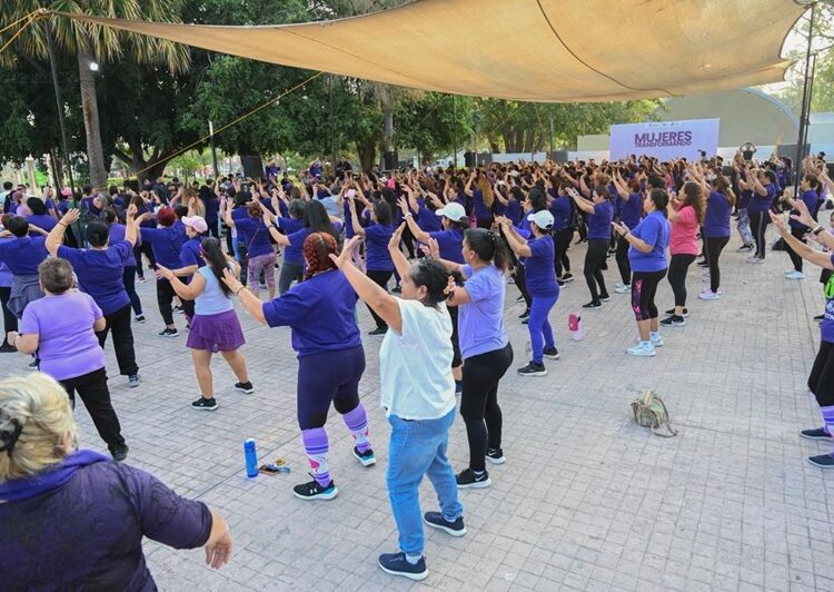 Con energía y entusiasmo participan Lalo y Lucy en ‘Zumbaton con Causa’