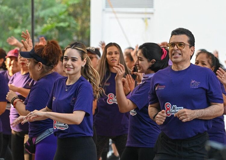 Con energía y entusiasmo participan Lalo y Lucy en ‘Zumbaton con Causa’