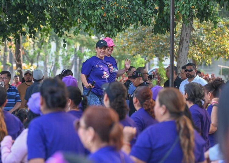 Con energía y entusiasmo participan Lalo y Lucy en ‘Zumbaton con Causa’