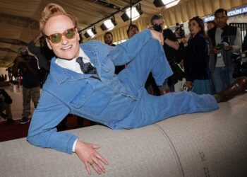 Conan O’Brien despliega la alfombra roja de los Oscar