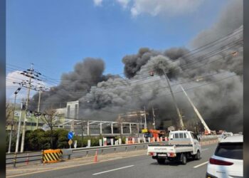 ¡Incendio en fábrica automotriz en Corea del Sur!