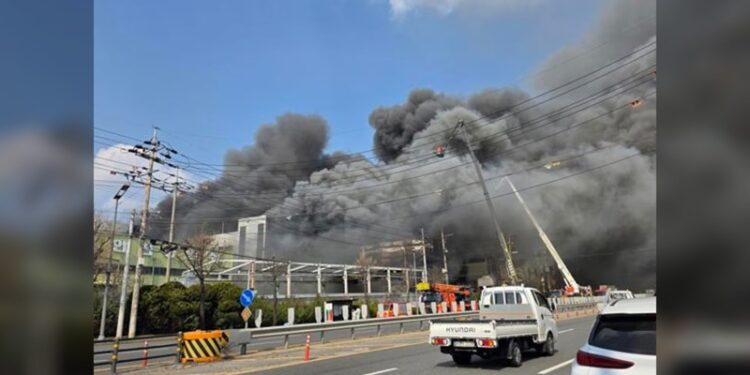 ¡Incendio en fábrica automotriz en Corea del Sur!