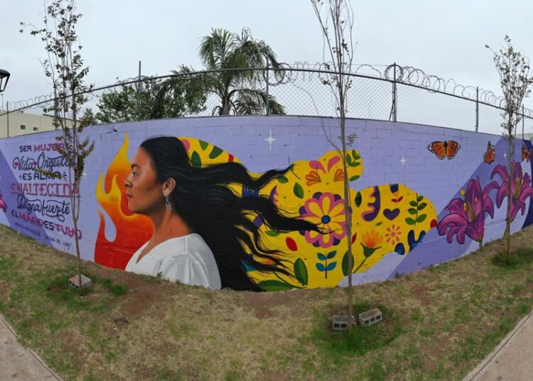 Develan mural conmemorativo por el ‘Día Internacional de la Mujer’ en NLD