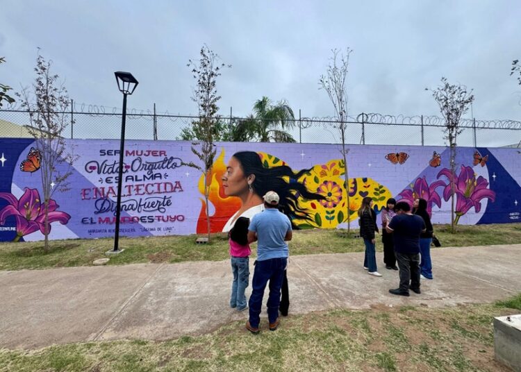 Develan mural conmemorativo por el ‘Día Internacional de la Mujer’ en NLD