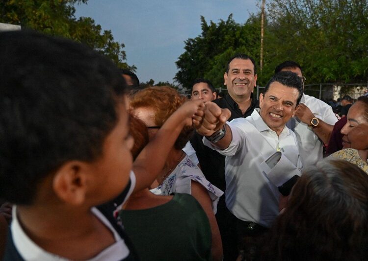 Encabeza Lalo Gattás entrega de apoyos alimentarios en Victoria