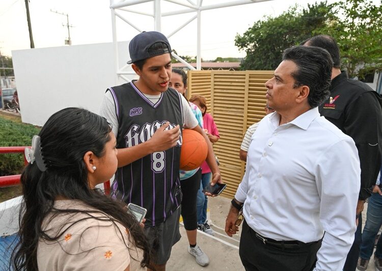 Encabeza Lalo Gattás entrega de apoyos alimentarios en Victoria