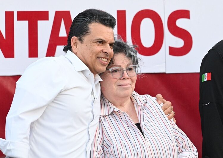 Encabeza Lalo Gattás entrega de apoyos alimentarios en Victoria