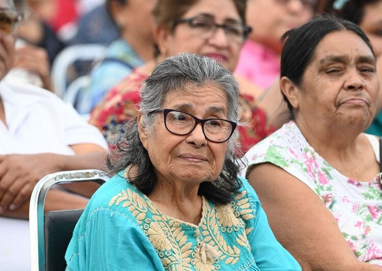 Encabeza Lalo Gattás entrega de apoyos alimentarios en Victoria