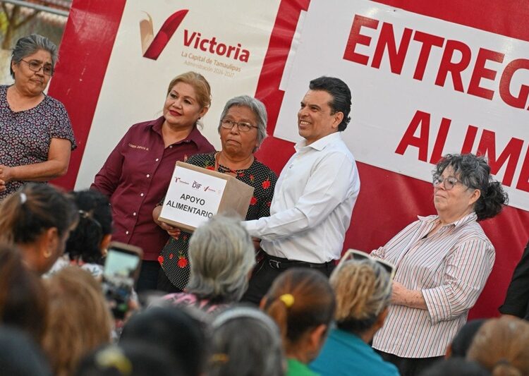 Encabeza Lalo Gattás entrega de apoyos alimentarios en Victoria