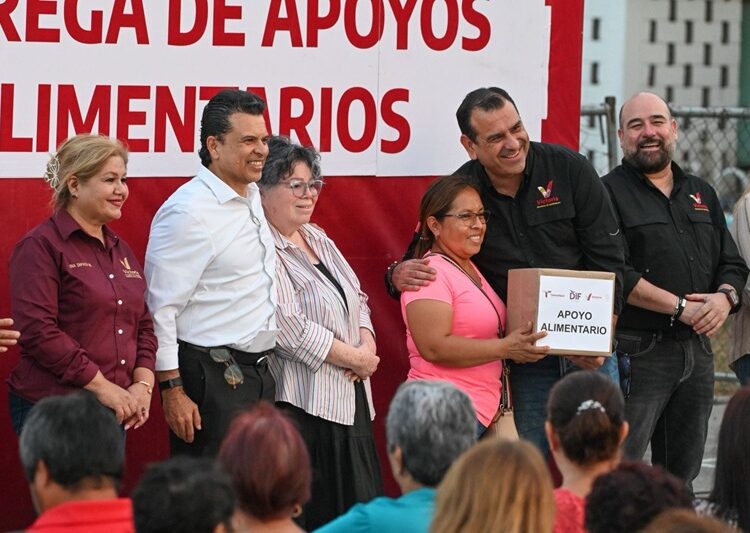 Encabeza Lalo Gattás entrega de apoyos alimentarios en Victoria