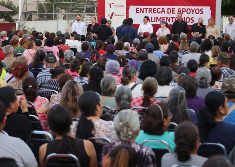 Encabeza Lalo Gattás entrega de apoyos alimentarios en Victoria