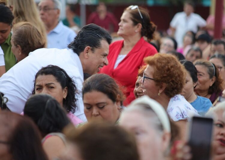 Encabeza Lalo Gattás entrega de apoyos alimentarios en Victoria